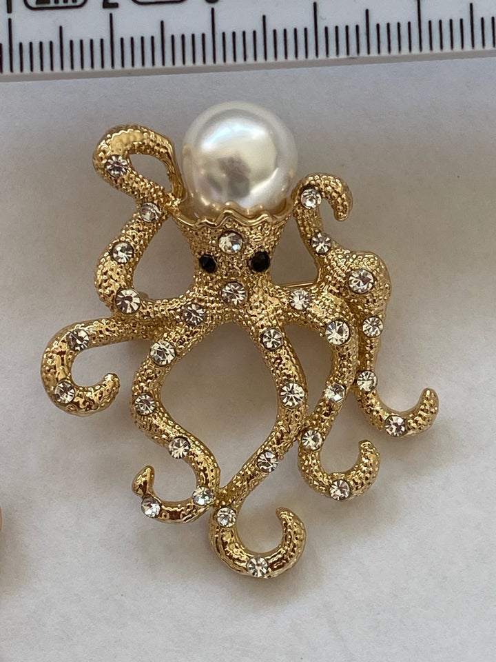 Broche, Betsey Johnson