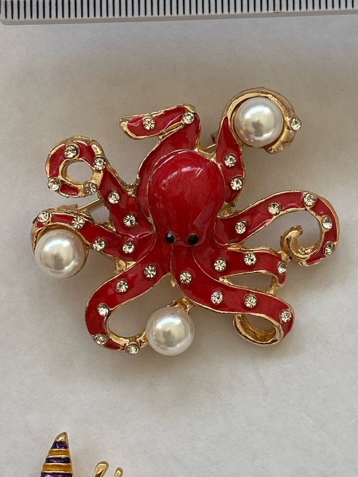 Broche, Betsey Johnson