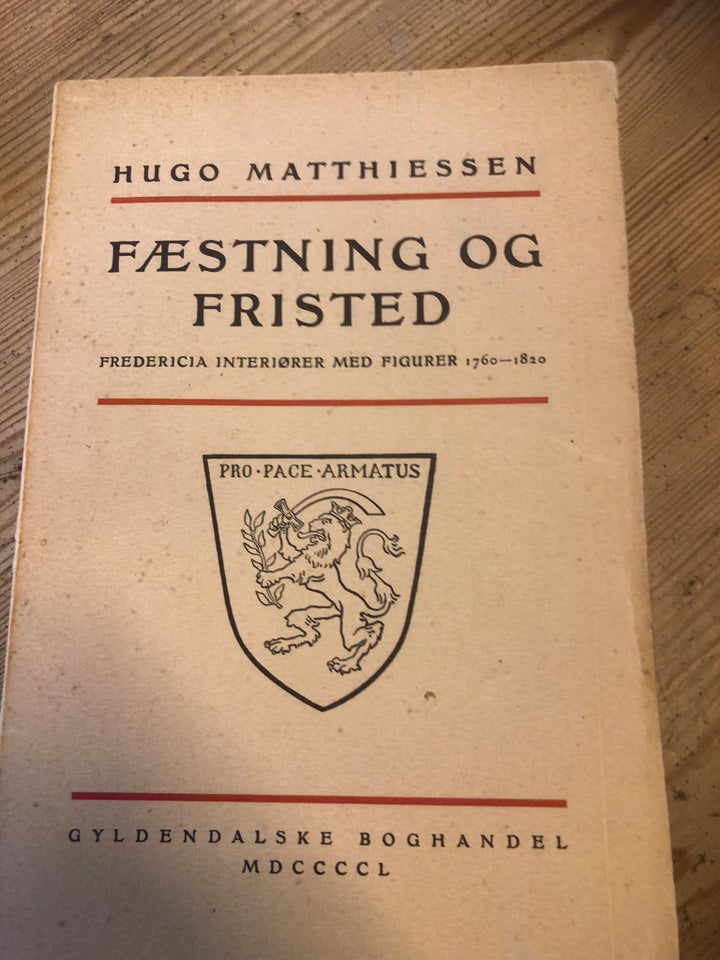 Fæstning og fristed, Hugo