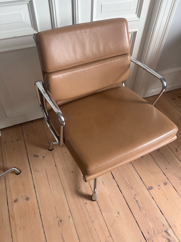 Eames Soft pad chair EA 208 