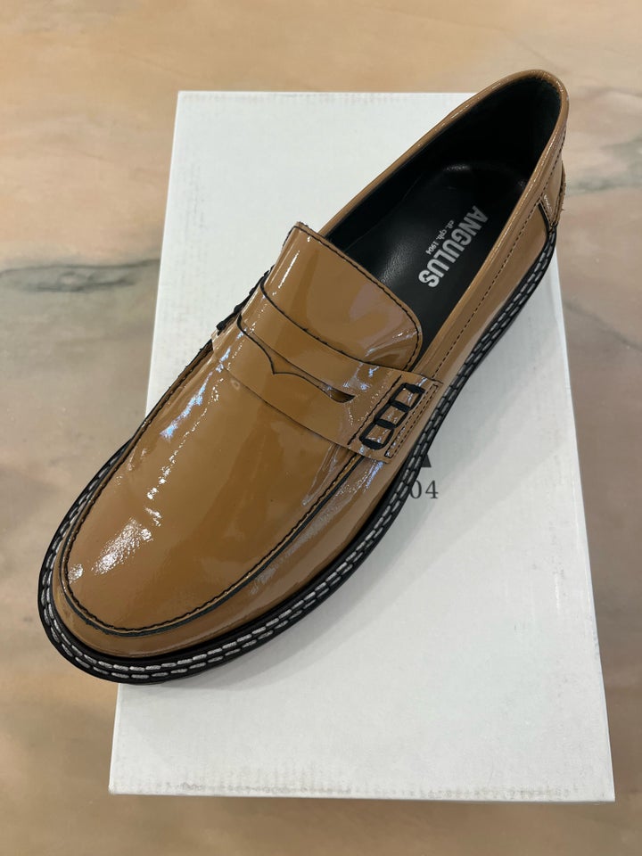 Loafers, str. 40, Angulus