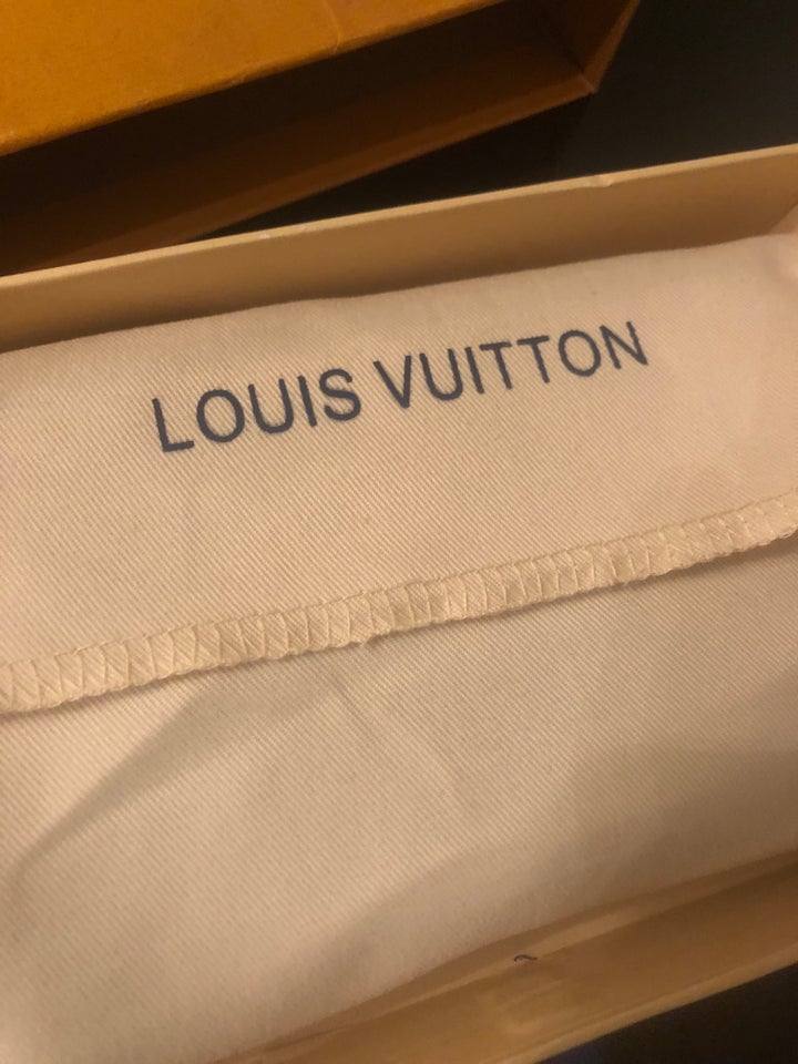 Pung, Louis Vuitton