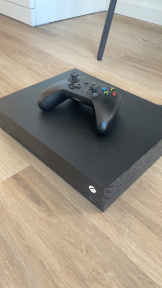 Xbox One X, 1TB, God