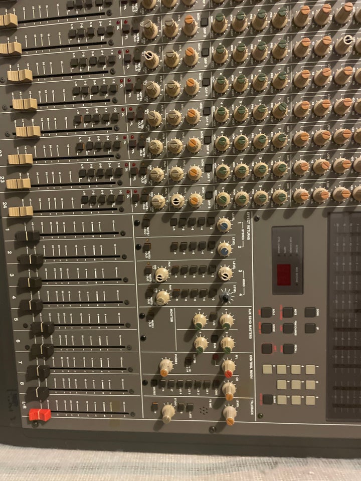 Mixer, Tascam M-2524