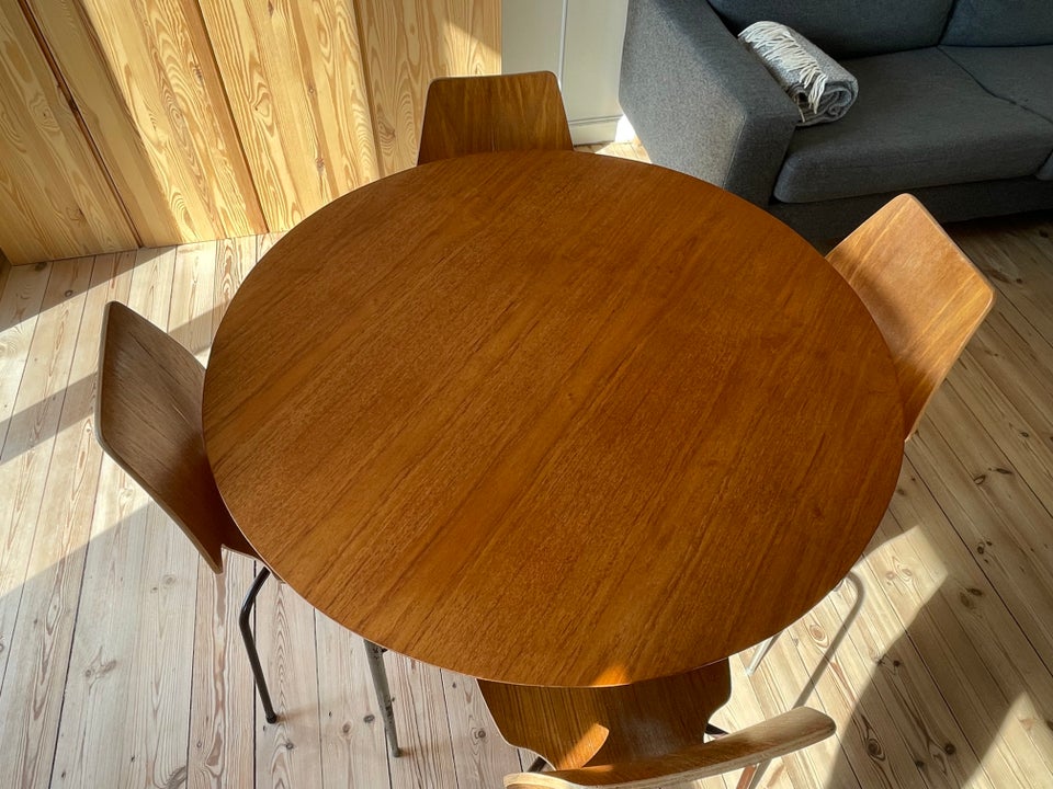 Arne Jacobsen bord 3600