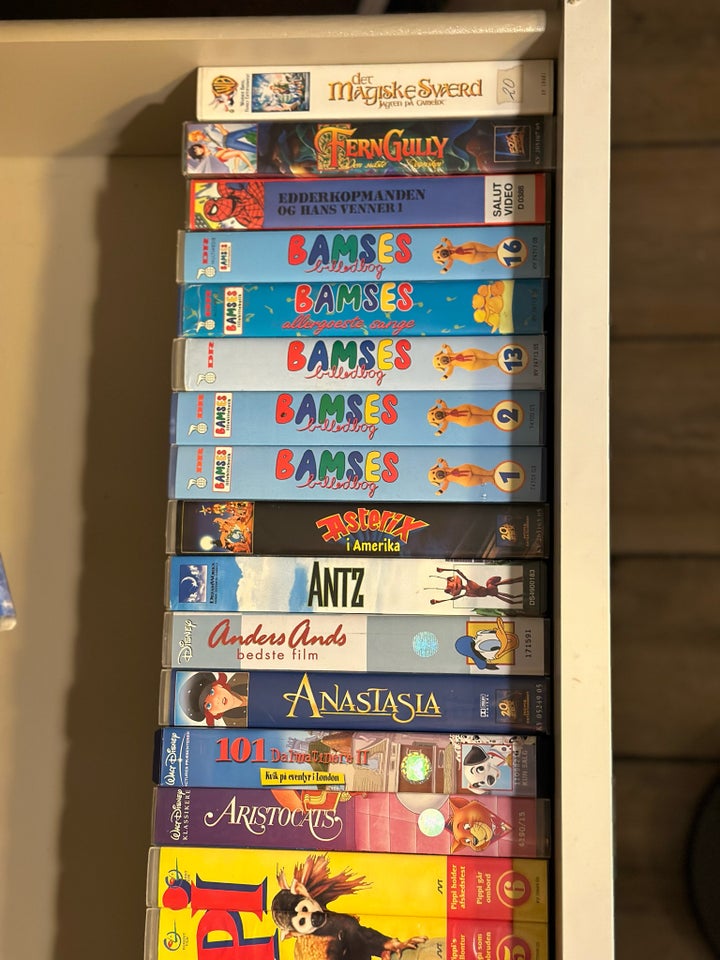 Anden genre, Over 100 stk VHS Video