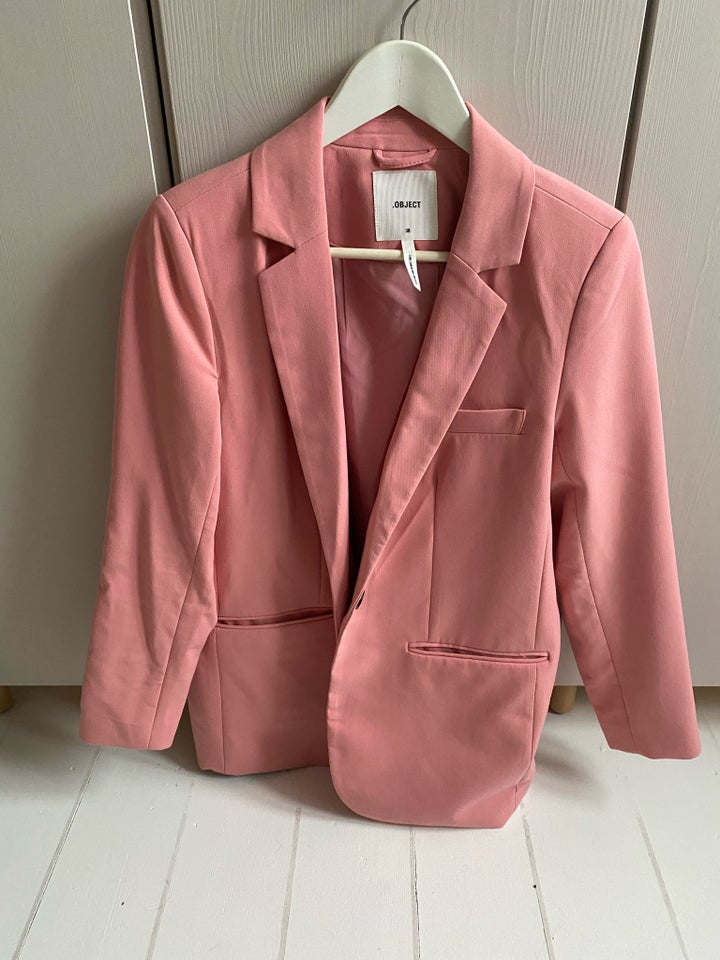 Blazer, str. 38, Object