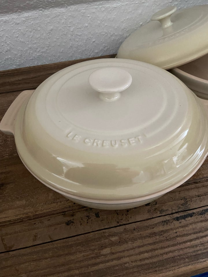 Ovnfast fad med låg Le Creuset