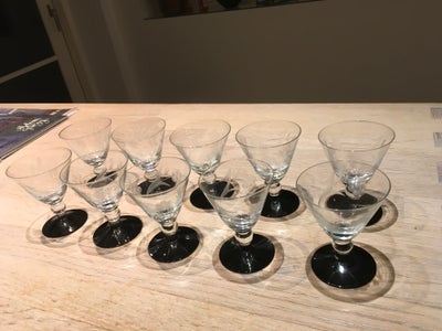 Glas Glas på sort fod