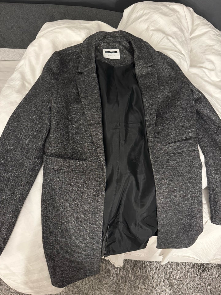 Blazer, str. 34, Noisy May