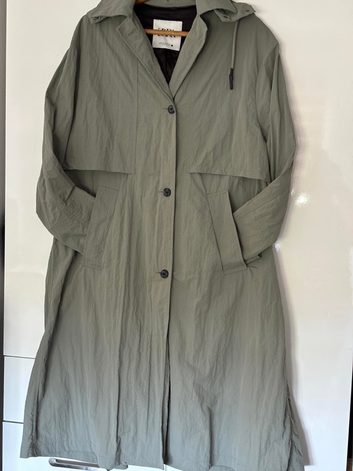 Trenchcoat, str. 46, Zara