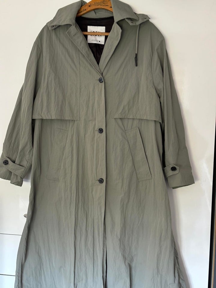 Trenchcoat, str. 46, Zara