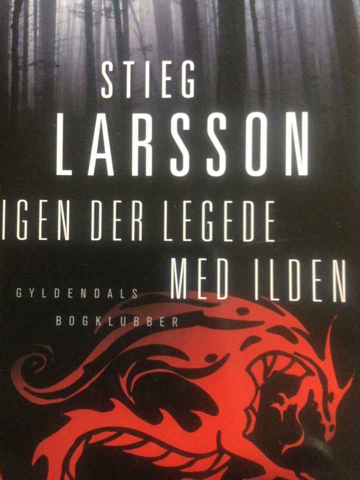 Pigen der legede med ilden, Stieg