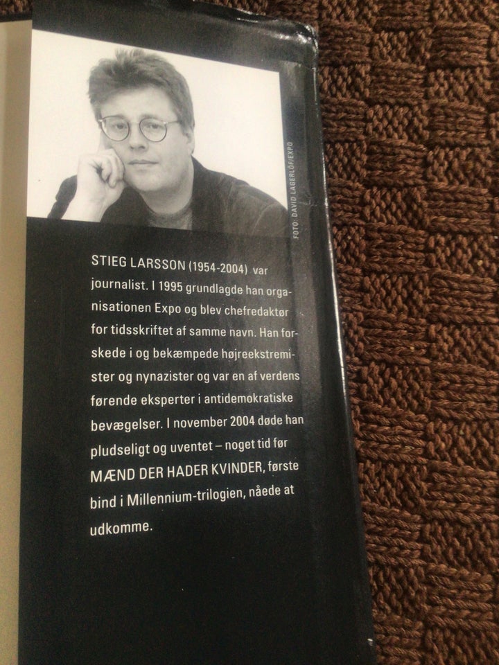 Pigen der legede med ilden, Stieg