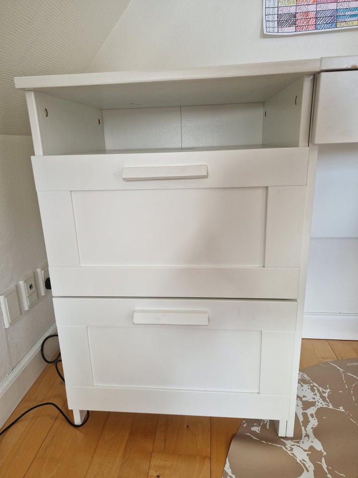 Skrivebord Ikea b: 120 d: 42 h: 78