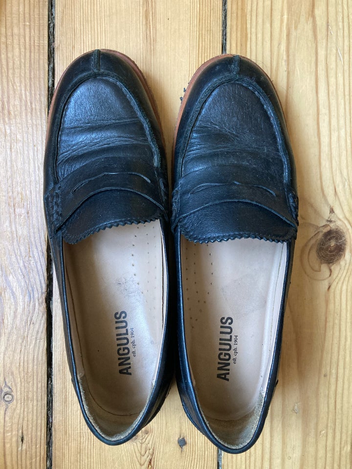 Loafers, str. 38, Angulus