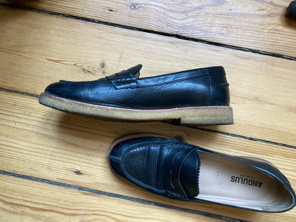 Loafers, str. 38, Angulus