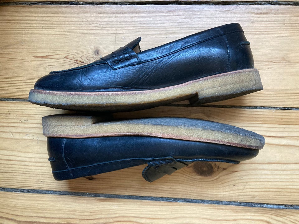 Loafers, str. 38, Angulus