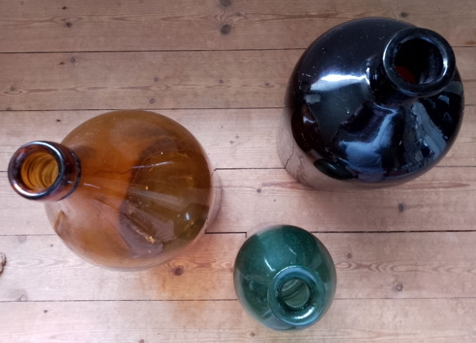 Glas, 3 vaser i flaskeform /