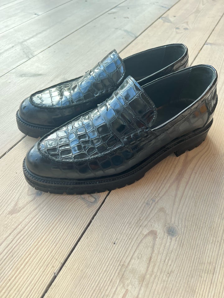 Loafers, str. 40, Angulus