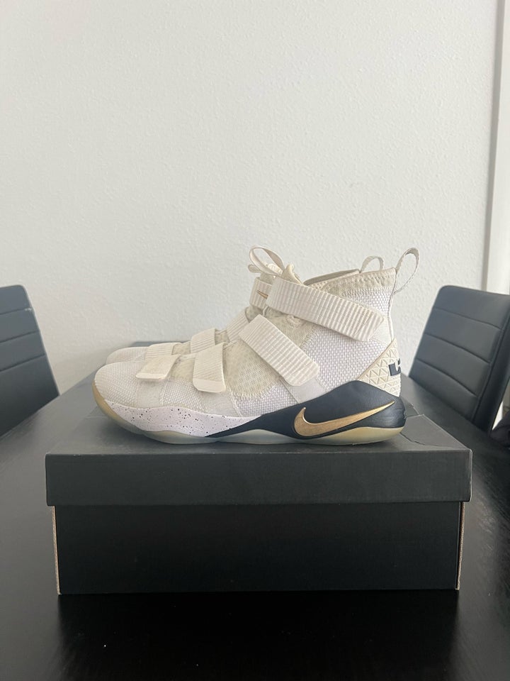 Basketstøvler Nike Lebron