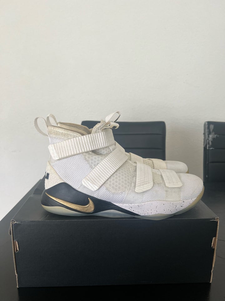 Basketstøvler Nike Lebron