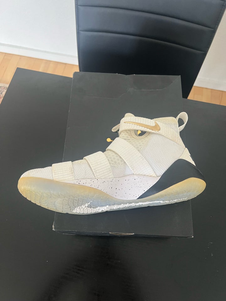 Basketstøvler Nike Lebron