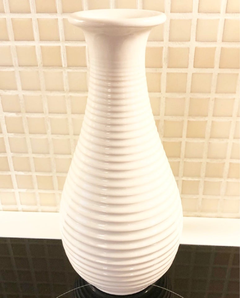 Stentøj, Vase, L Hjorth