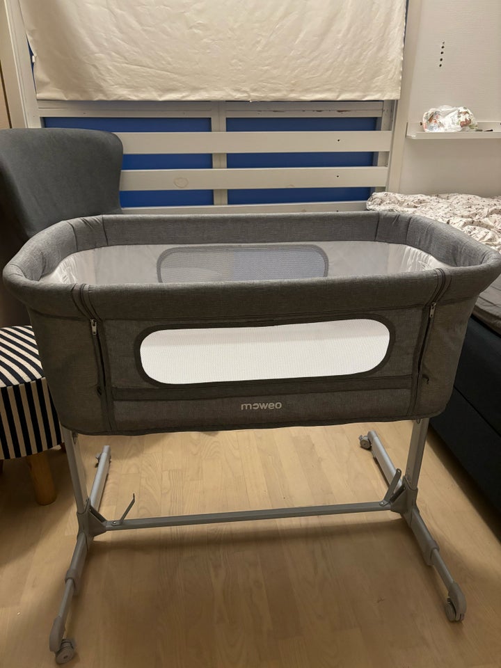 Babyseng Moweo bedside crib grå