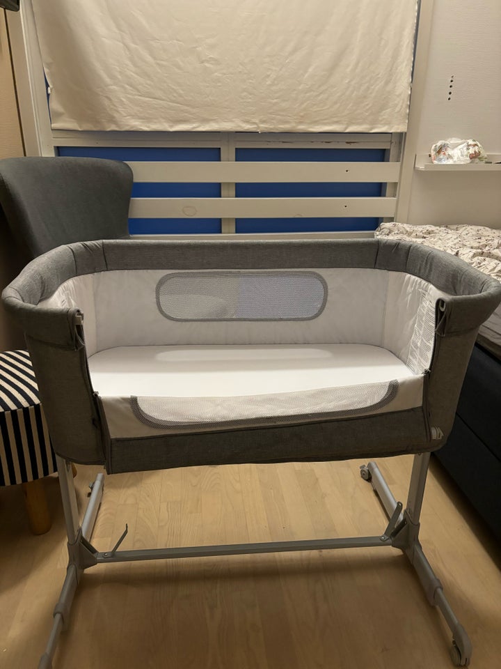 Babyseng Moweo bedside crib grå