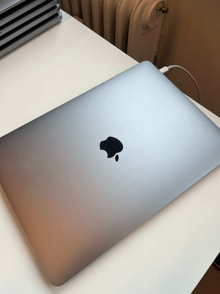 MacBook Pro, A1706 (EMC 3163), 8 GB