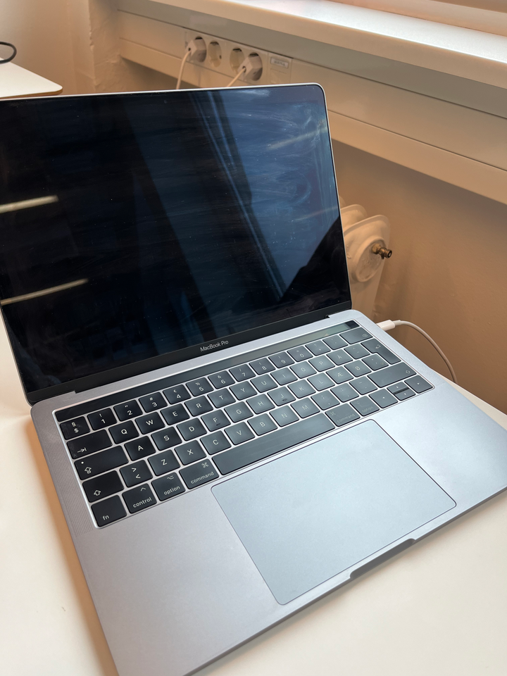 MacBook Pro, A1706 (EMC 3163), 8 GB