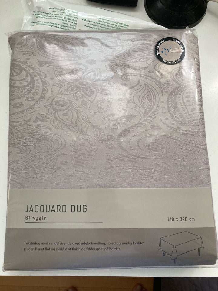 Dug, Jacquard