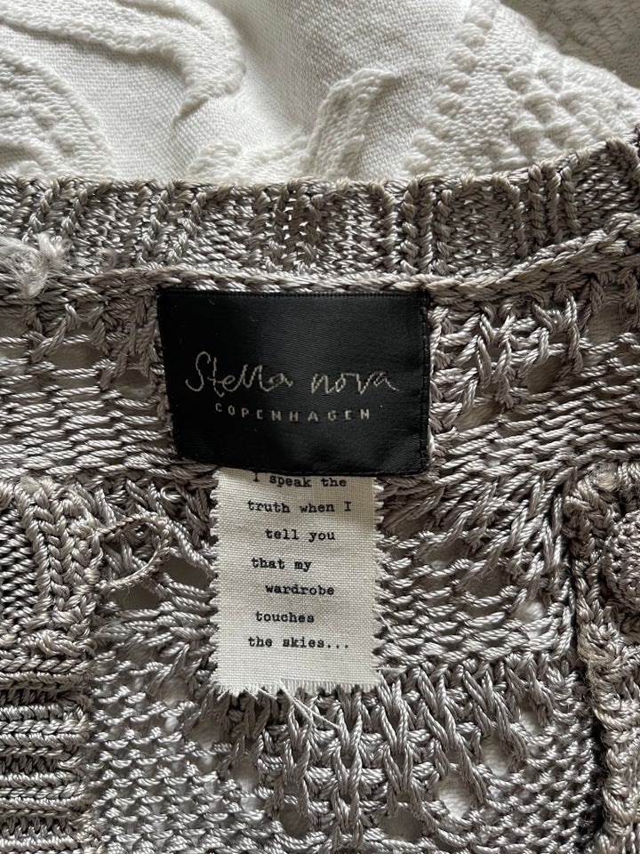 Cardigan, Stella Nova, str. 36