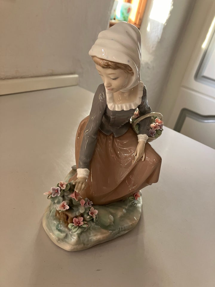 Porcelæn, Figur af pige med