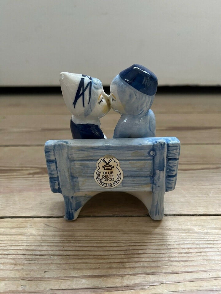 Figur kys på bænk Delft