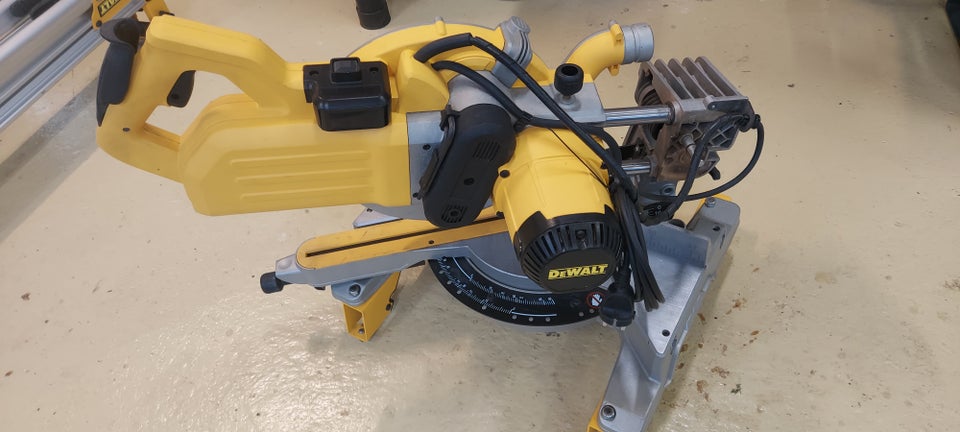 Kap- og geringssav, DEWALT dws778