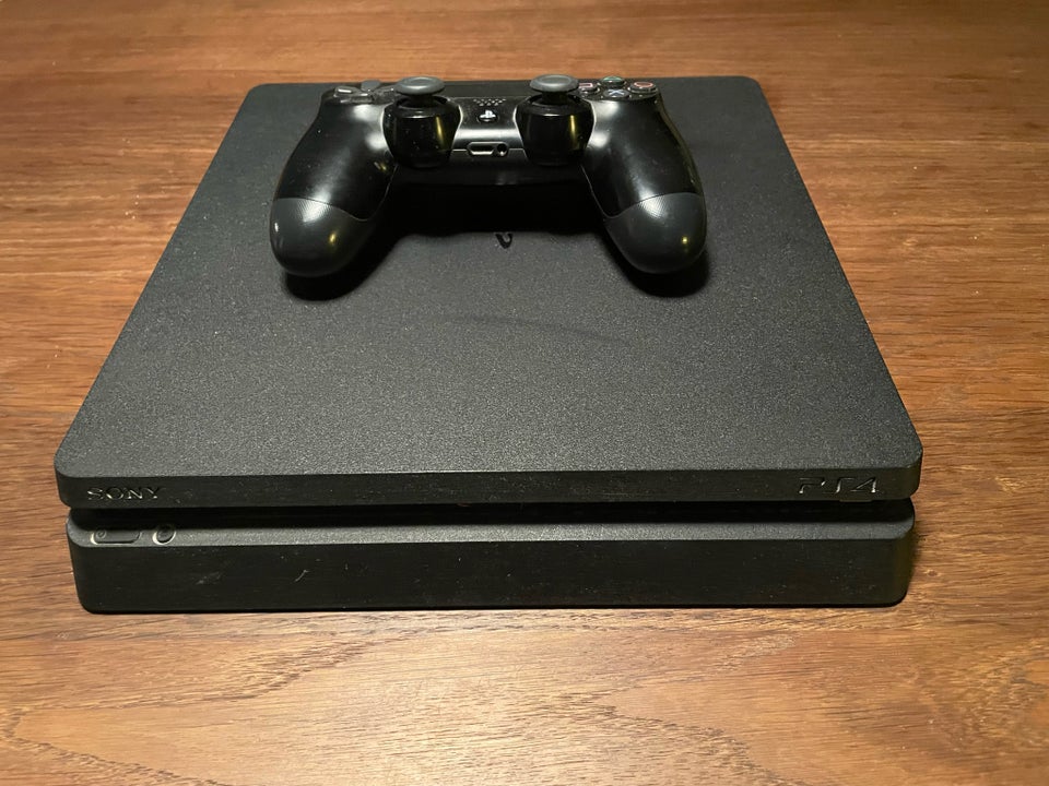 Playstation 4, Slim, God