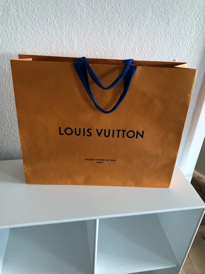 Designer poser, Louis Vuitton,