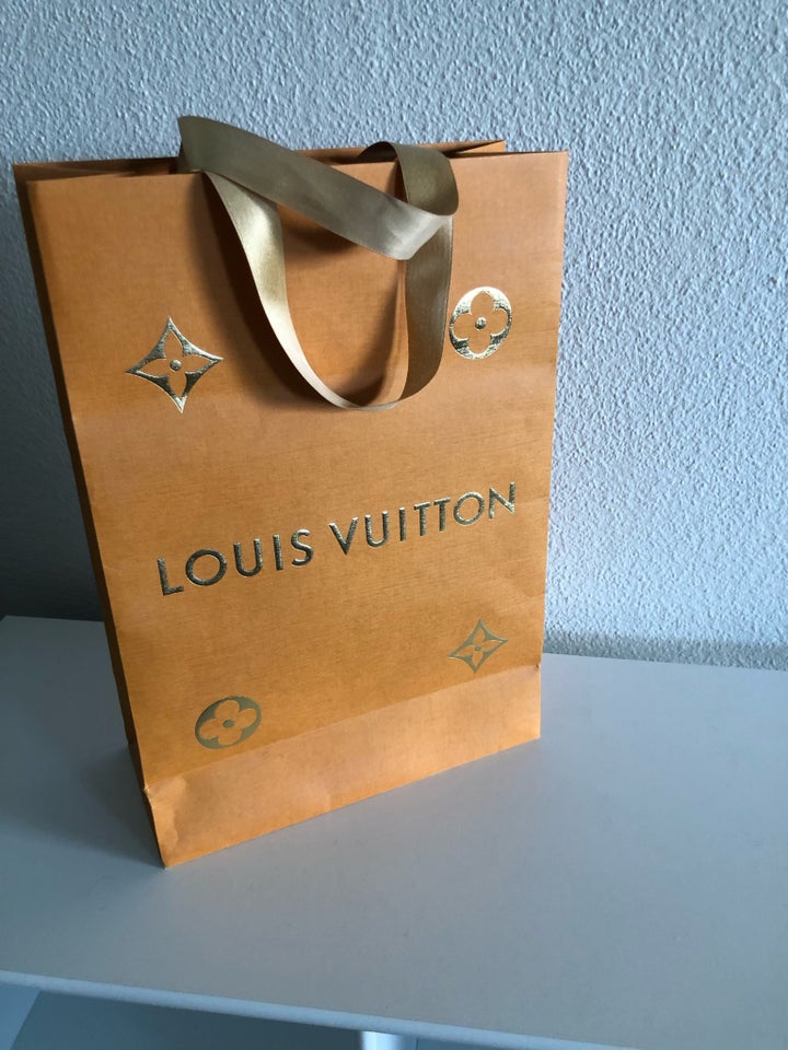 Designer poser, Louis Vuitton,