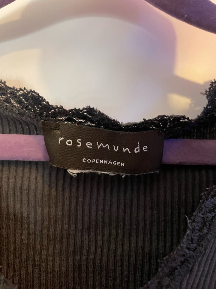 Cardigan, Rosemunde, str. 34