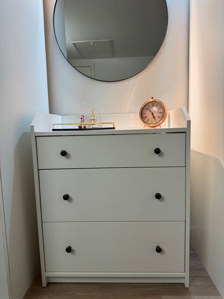 Dressing table and round mirror