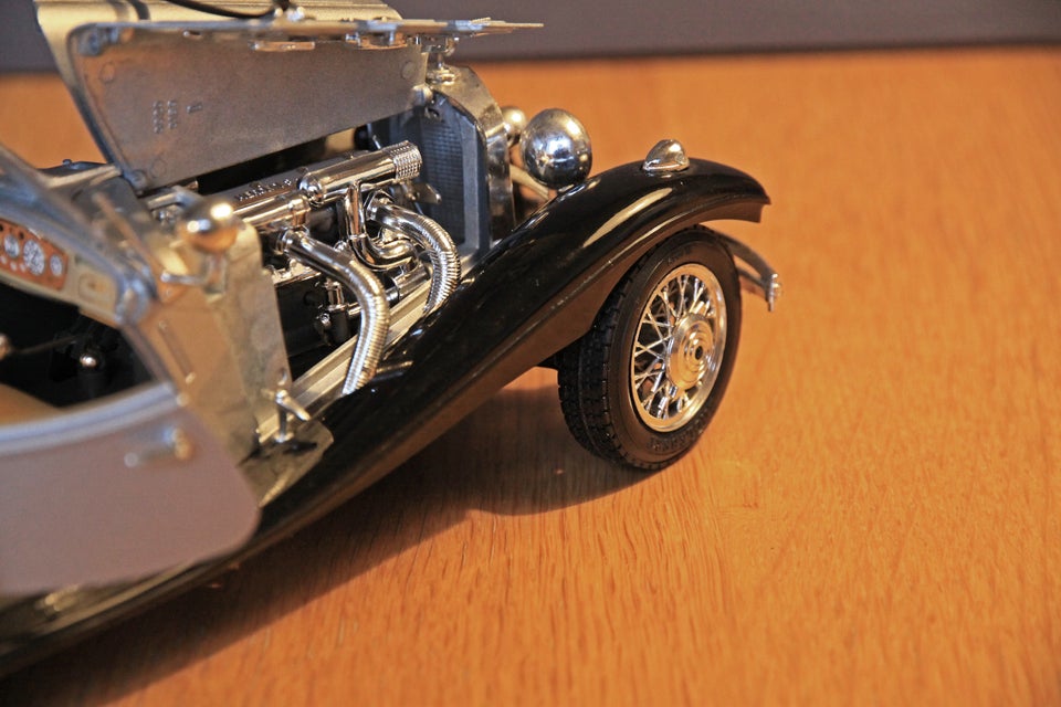 Modelbil, BURAGO 1:18 MERCEDES