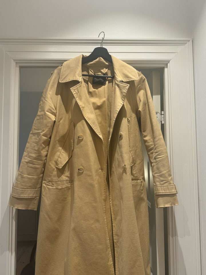 Trenchcoat, str. 38, Birgitte