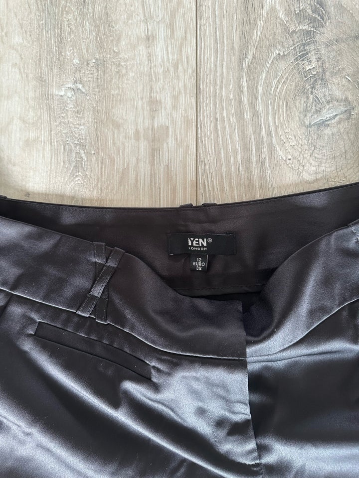 Shorts, London Yen , str. 38