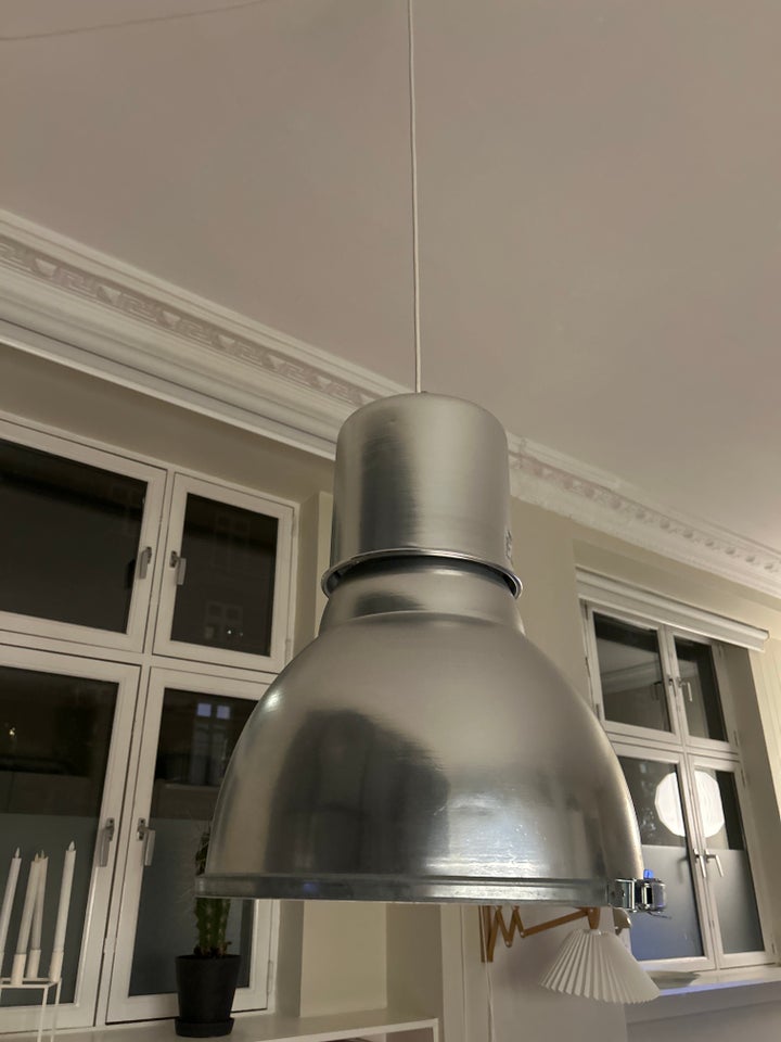 Anden loftslampe, Ukendt