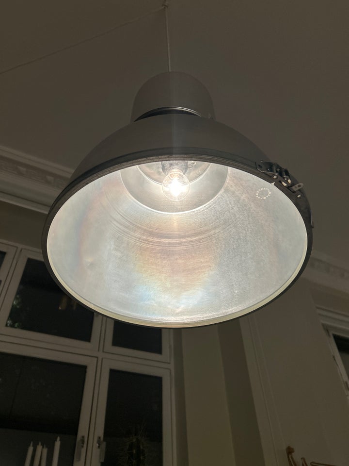 Anden loftslampe, Ukendt