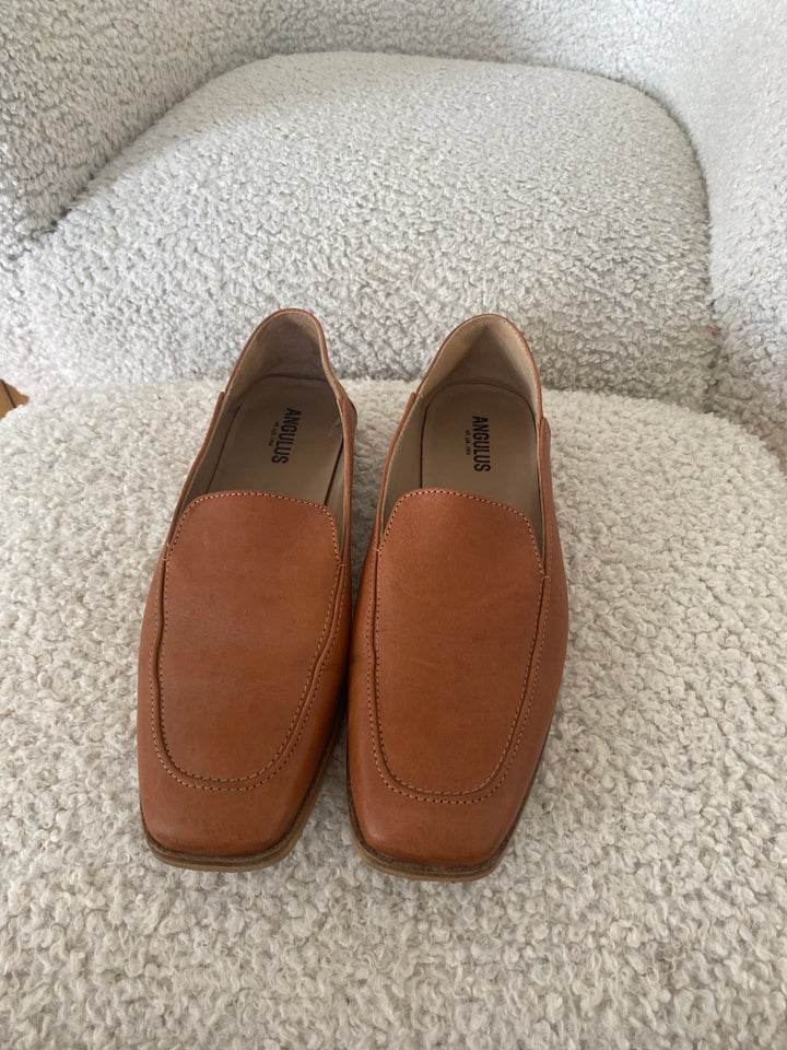 Loafers, str. 39, Angulus