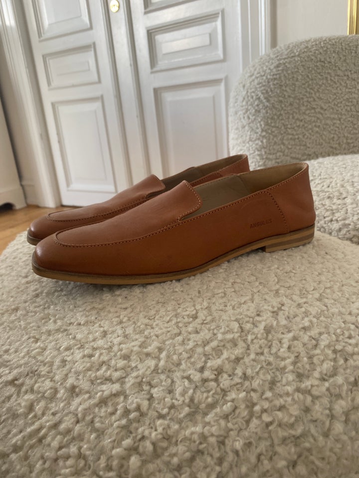 Loafers, str. 39, Angulus