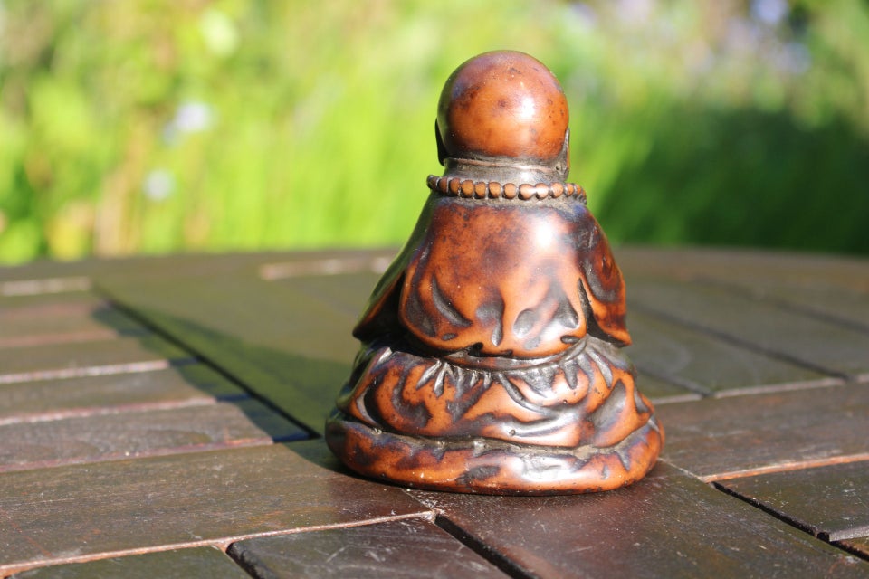 Buddha figur brun sten lakeret